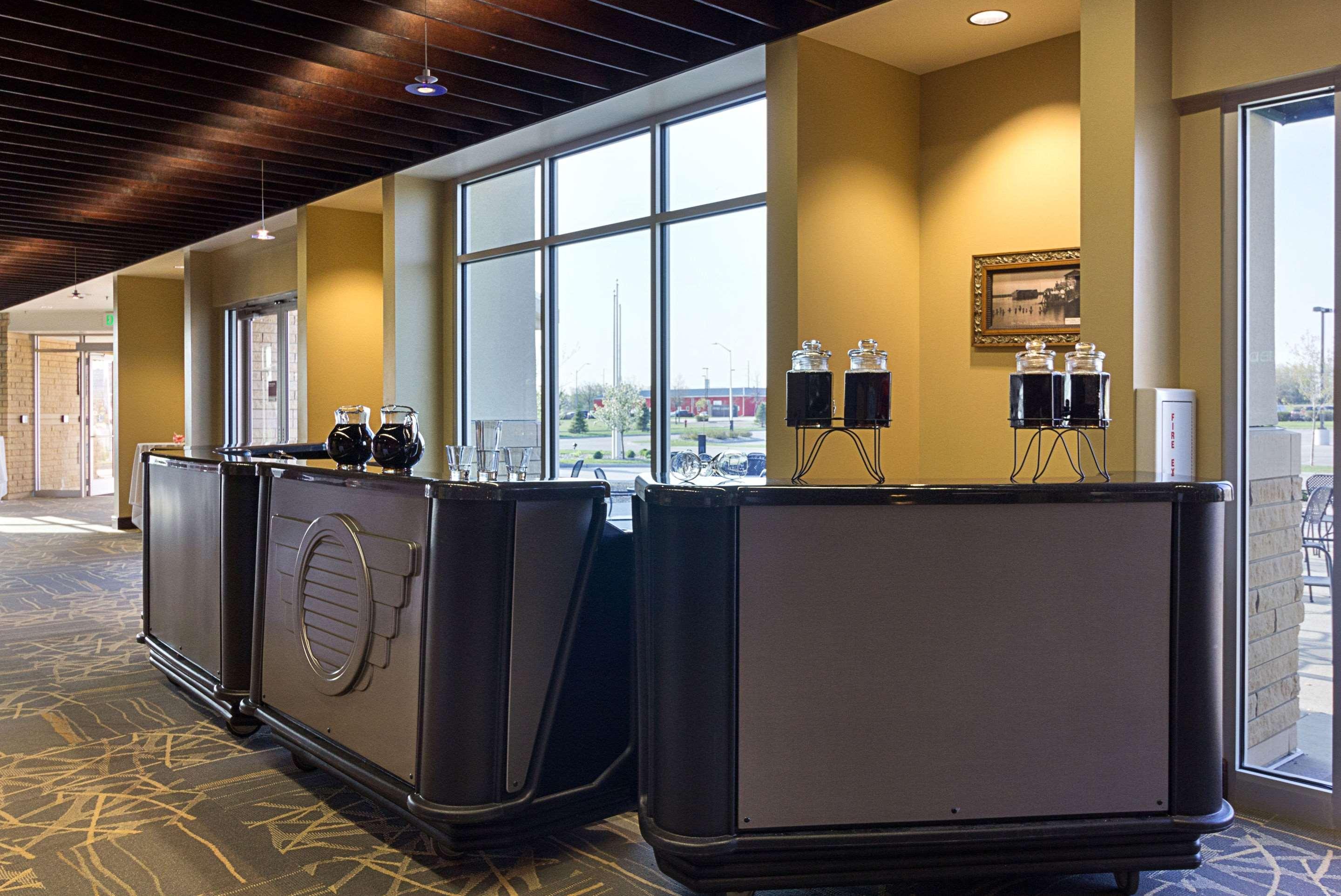 Comfort Suites & Conference Center Worthington Exterior photo