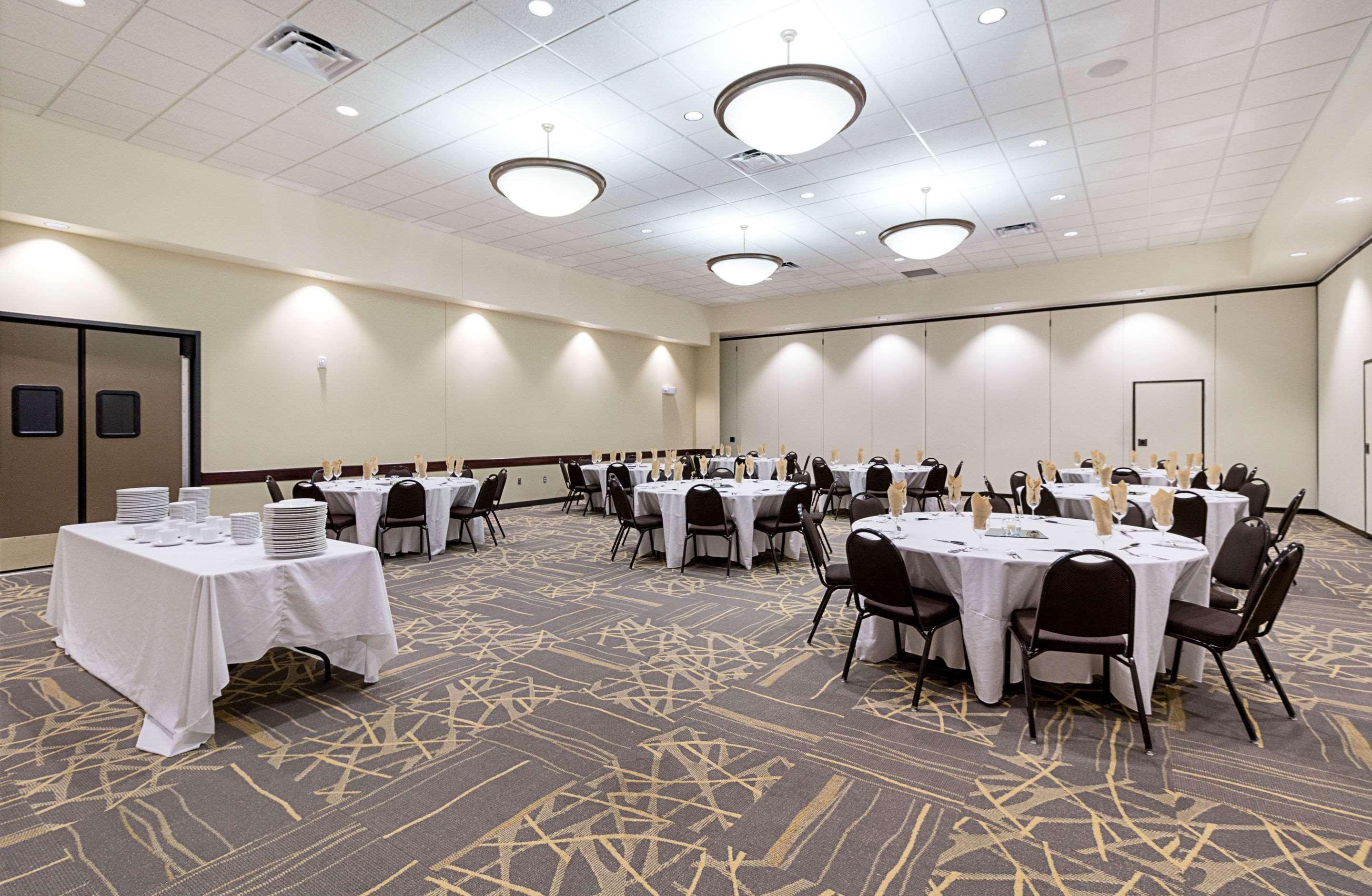 Comfort Suites & Conference Center Worthington Exterior photo